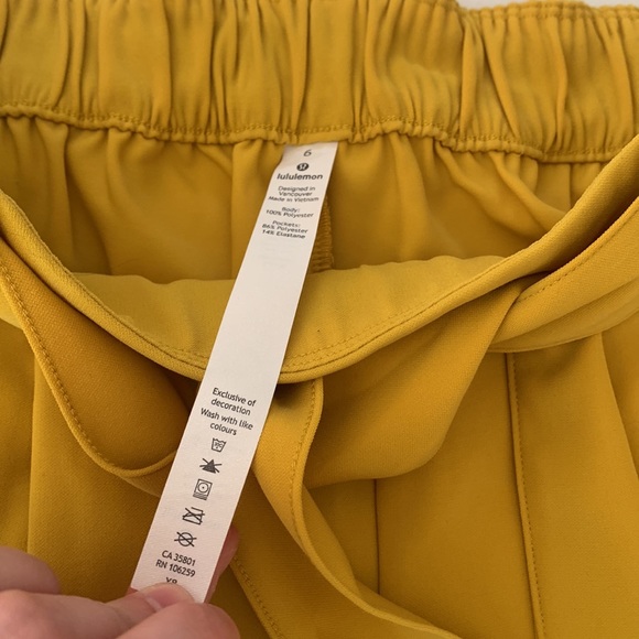 Lululemon Noir Short 5.5" size 6 - Picture 6 of 8